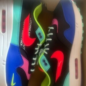 NIKE AIR MAX 1 BLACK/HYPER GRAPE/HYPER ROYAL/LASER CRIMSON